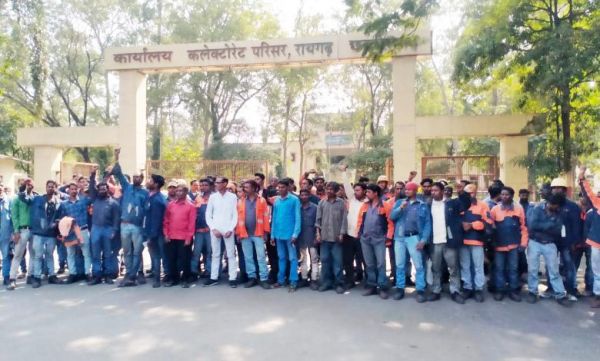 जेएसपीएल के ठेका कामगारों ने मजदूरी भुगतान को लेकर कलेक्टर से की कंपनी की शिकायत