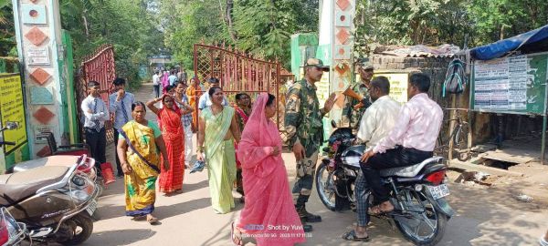 मतदान केंद्र में अव्यवस्था का आलम, मतदाता परेशान