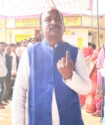 कतार में खड़े होकर विधायक कमरो सहित कलेक्टर-एसपी ने किया मतदान