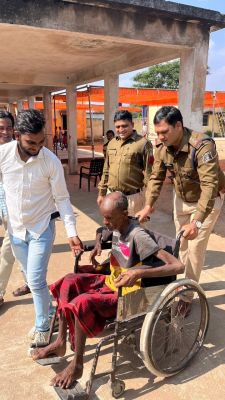 दिव्यांग मतदाताओं की मदद करते दिखे पुलिसकर्मी