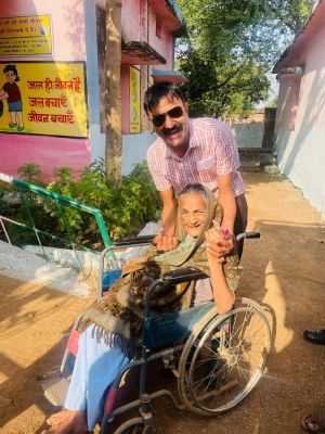 बुजुर्ग व युवा मतदाताओं में मतदान को लेकर खासा उत्साह, दिव्यांगों ने भी निभाई अपनी जिम्मेदारी 