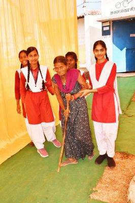 बुजुर्ग, दिव्यांग व युवा मतदाताओं ने उत्साह के साथ किया अपने मताधिकार का प्रयोग