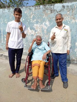 पोते ने थामा दादा का हाथ, जिम्मेदारी के साथ किया  पूरे परिवार ने मतदान