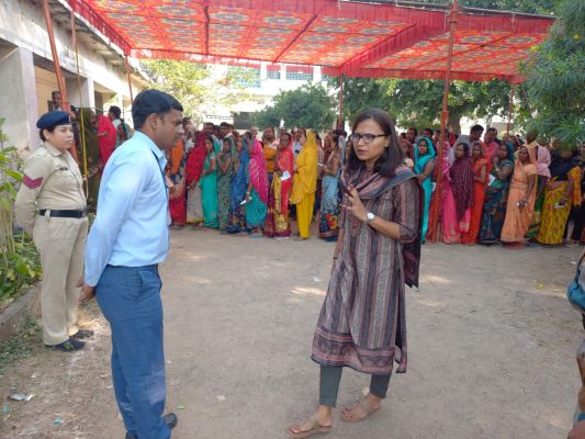 कलेक्टर-एसपी ने विभिन्न मतदान केंद्रों का किया निरीक्षण
