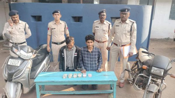दुकान के गल्ले से लाखों रुपए चोरी करने वाले दो शातिर चोर गिरफ्तार