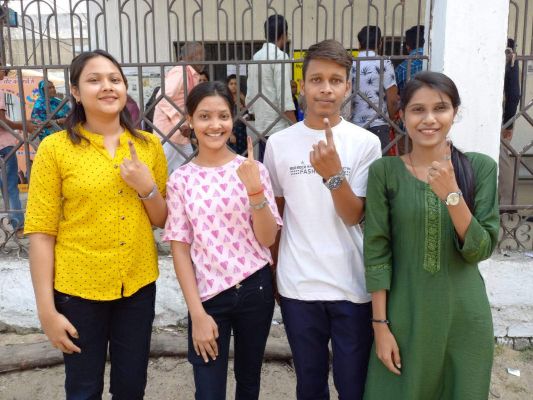 मस्कुलर डिस्ट्रॉफी पीडि़त अभिषेक व दिव्यांग पटेल दंपति ने किया मतदान