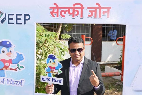 कलेक्टर-एसपी ने लाइन में लगकर किया मतदान