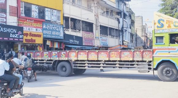 प्रतिबंधित क्षेत्र में सीधे घुस आया ट्रेलर 