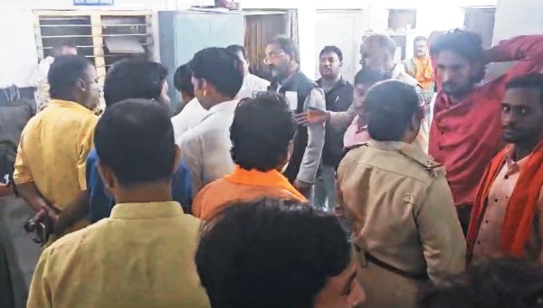 खरसिया विस में कथित शराब बांटने को लेकर गर्माया विवाद
