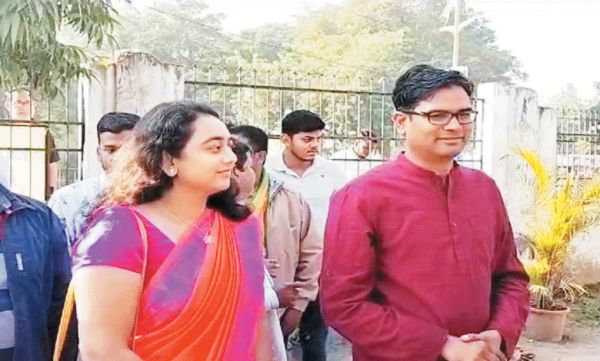 दलीय व निर्दलीय प्रत्याशियों ने सपत्निक डाले वोट