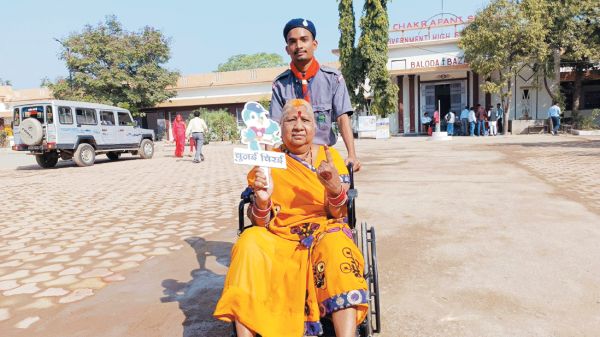 बुजुर्ग, दिव्यांग, नए मतदाताओं ने बढ़-चढक़र किया मतदान