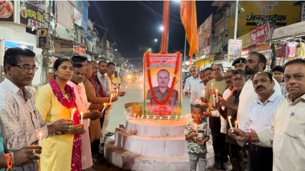 शहीद को तिरंगा चौक में दी श्रद्धांजलि