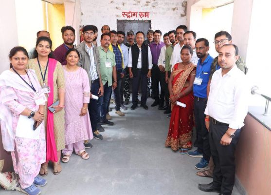  देर रात तक चलता रहा मशीनों को जमा करने का सिलसिला
