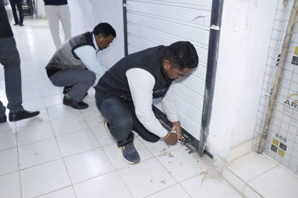 स्ट्रांग रूम सील, कड़ी सुरक्षा के लिए सुरक्षा बल तैनात