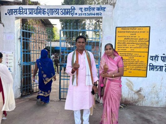 कांग्रेस प्रत्याशी ओंकार साहू ने  सपत्नीक मतदान किया