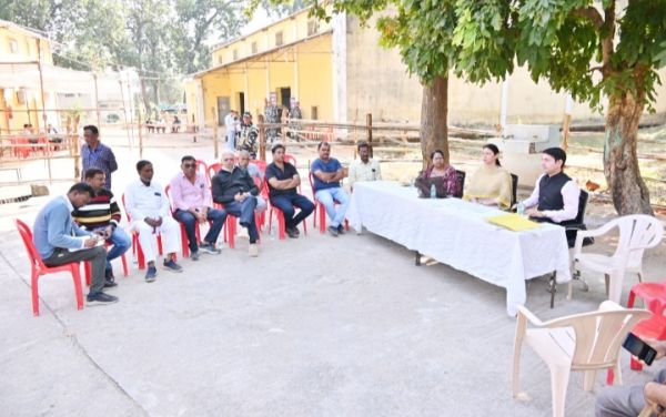 प्रेक्षक, कलेक्टर और राजनीतिक दलों  की मौजूदगी में स्ट्रांग रूम सील