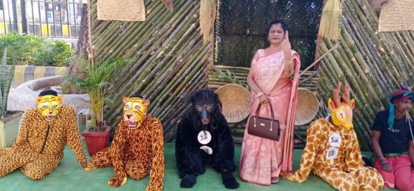 वनांचल में बने बांस और छिंद घास की झोपड़ी में मतदाताओं ने ली सेल्फी