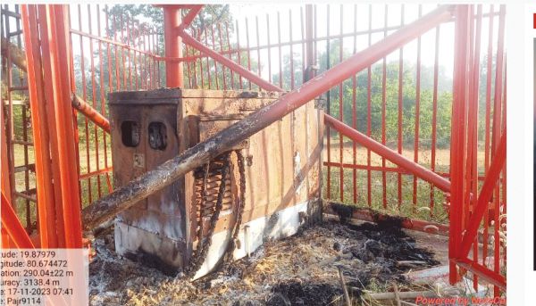 नक्सलियों ने मोबाइल टावर में लगाई आग