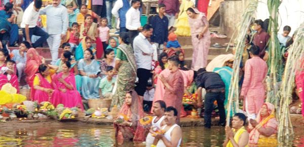 डूबते सूर्य को छठ व्रतियों दिया अघ्र्य