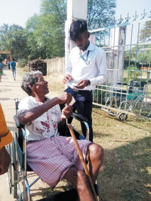 विस चुनाव में एनएसएस स्काउट गाइड के स्वयंसेवकों ने दिव्यांग व बुजुर्ग मतदाताओं का किया सहयोग