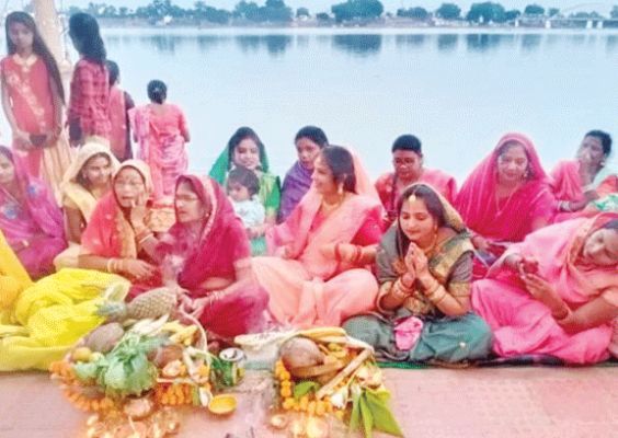 डूबते सूर्य को अघ्र्य, परिवार की सुख-समृद्धि की कामना
