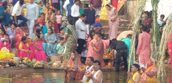 डूबते सूर्य को छठ व्रतियों दिया अर्घ्य