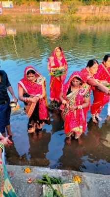 डूबते सूर्य को छठव्रतियों ने दिया अर्घ्य