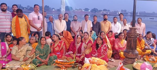उगते सूर्य को अघ्र्य, परिवार की सुख-समृद्धि की कामना