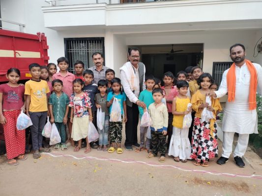मंदिर समिति अध्यक्ष ने बच्चों को बांटे पटाखे- मिठाईयां
