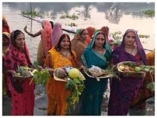 उगते सूर्य को अघ्र्य, संतान की दीर्घायु व परिवार की समृद्धि की कामना