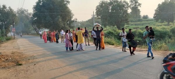 भगवान सूर्य को अघ्र्य देने मांड नदी के तट पर उमड़ी श्रद्धालुओं की भीड़