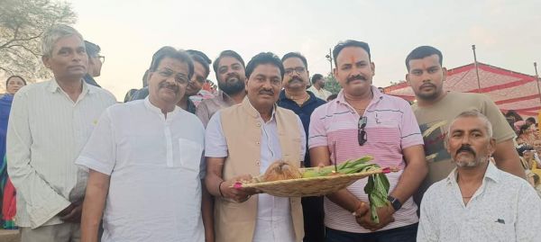 छठ पूजा में शामिल हुए इन्द्र कुमार साहू, समर्थक भी रहे मौजूद