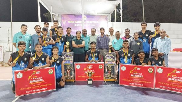 बास्केटबॉल चैम्पियनशिप में डीपीएस चैम्पियन और युगांतर पब्लिक स्कूल उपविजेता