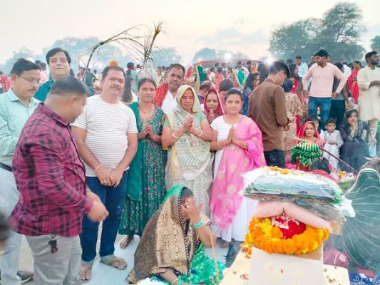 उगते सूर्य को अघ्र्य के साथ छठ पूजा का समापन
