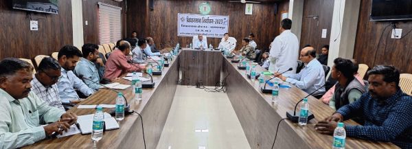 कलेक्टर-एसपी ने ली निर्माण एजेंसियों की समीक्षा बैठक