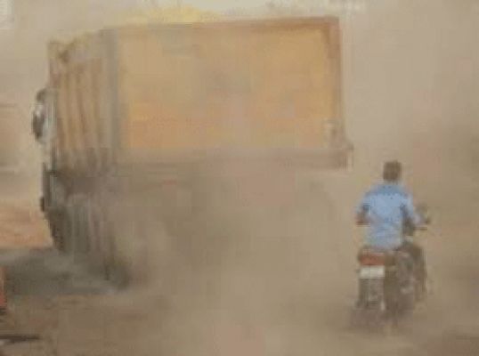 सडक़ के अधूरे निर्माण से उड़ रहा धूल का गुबार, आवाजाही में परेशानी