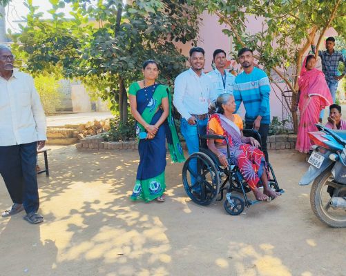 महाविद्यालय के मतदाता मित्रों ने दिव्यांग बुजुर्ग मतदाताओं का किया सहयोग