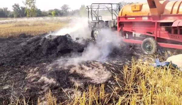 धान मिंजाई करते ट्रैक्टर  में लगी आग, काबू