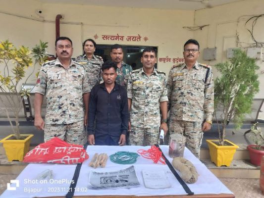 विस्फोटक व पर्चों के साथ एक नक्सली गिरफ्तार