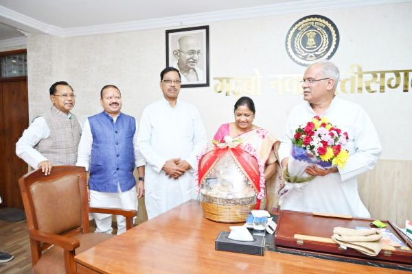 सीएम बघेल से सिहावा विधायक ने मुलाकात की