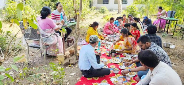 आंवला नवमी में दिखा शिक्षिकाओं  का उत्साह, स्कूल में मनाया पर्व