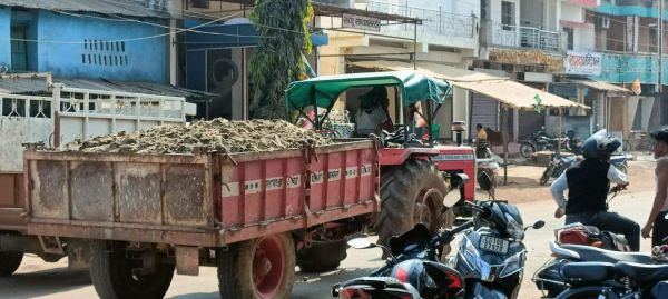 शराब बनाने वाले फैक्ट्री के अपशिष्ट पदार्थ  को ले जाती गाड़ी नगर में फैला रही बदबू 