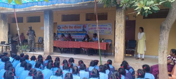 स्कूली बच्चों को दी कानूनी जानकारी
