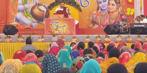 भागवत कथा के अंतिम दिन भक्तों की उमड़ी भीड़ 