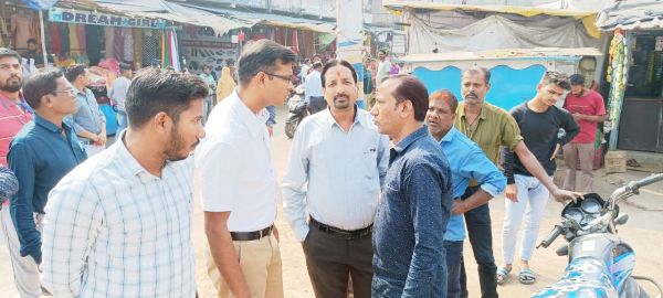 कारोबारियों से सडक़ पर सामान नहीं निकालने की दी समझाईश
