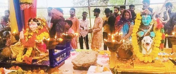 गौरा-गौरी का तेल चढ़ाकर गाजे-बाजे के साथ निकाली बारात, अखाड़ा का प्रदर्शन 