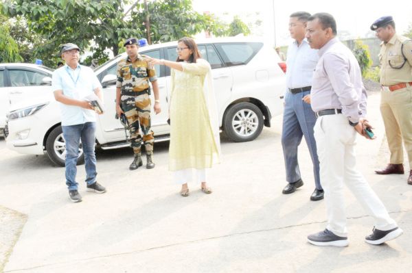 कलेक्टर-एसपी ने स्ट्रांग  रूम का किया निरीक्षण