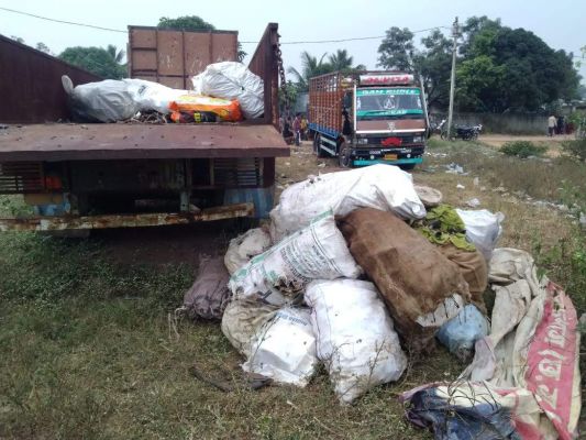 ट्रक में भरा हुआ था मांस व हड्डी, चालक-खलासी पर युवतियों से छेड़छाड़ का आरोप