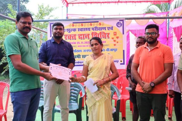 रक्तदान शिविर में लोगों ने  बढ़-चढक़र लिया हिस्सा