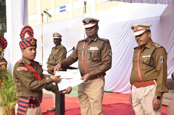 प्रशिक्षित आरक्षकों को कर्तव्य के प्रति समर्पण व सेवा भाव से काम करने पर बल